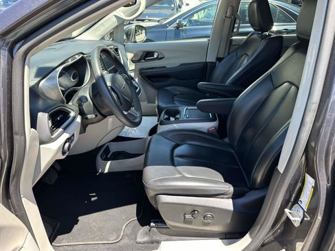 Used 2023 Chrysler Pacifica Touring-L FWD image 14