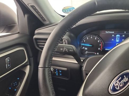 Used 2023 Ford Explorer XLT AWD/4WD image 18