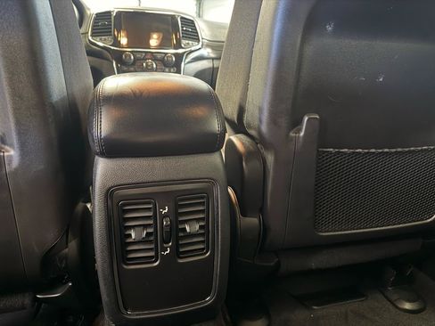 Used 2022 Jeep Grand Cherokee Laredo E AWD/4WD image 31