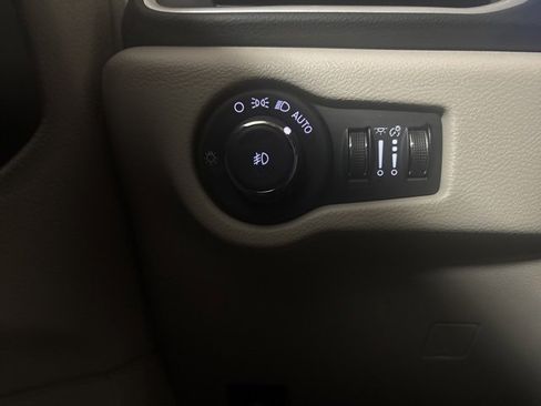 Used 2024 Chrysler Pacifica Touring-L image 31