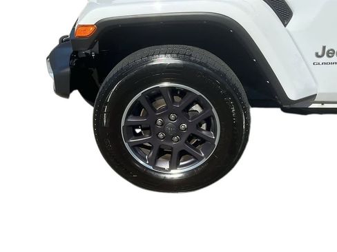 Certified 2023 Jeep Gladiator Overland image 9