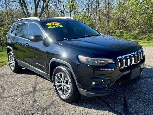 Used 2019 Jeep Cherokee Latitude Plus w/ Comfort/Convenience Group AWD/4WD image 4
