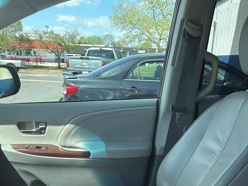 Used 2011 Toyota Sienna Limited w/ Premium Pkg image 17