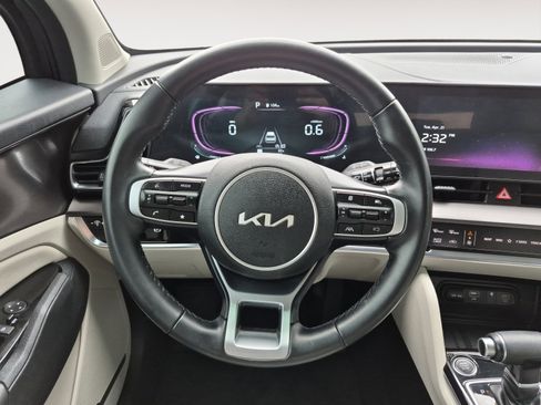 Used 2025 Kia Sportage EX FWD image 13