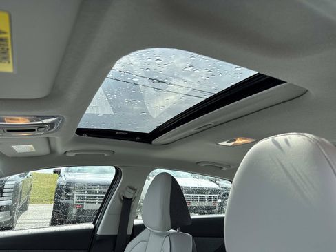 Certified 2025 Hyundai Elantra Limited FWD image 4