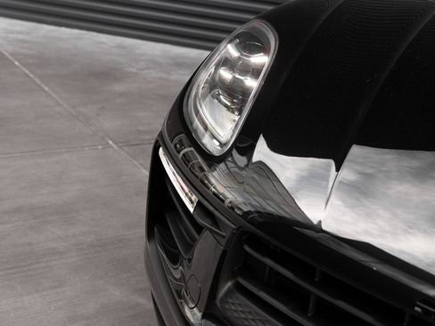 Certified 2025 Porsche Macan AWD/4WD image 36