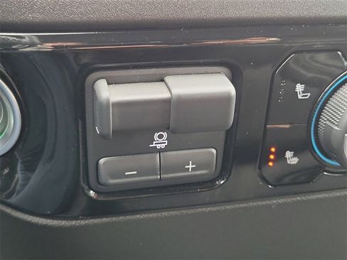 Used 2025 Chevrolet Silverado 1500 LT image 12