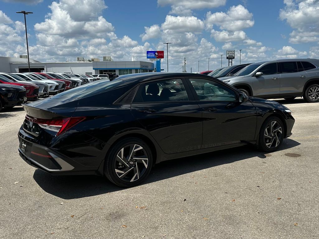Used 2025 Hyundai Elantra SEL FWD image 5