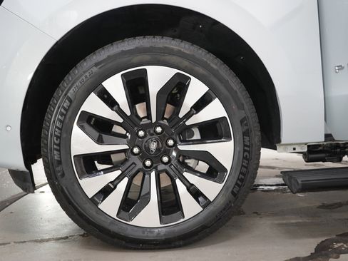 Used 2025 Ford Expedition Max Platinum w/ Driver's Package AWD/4WD image 36