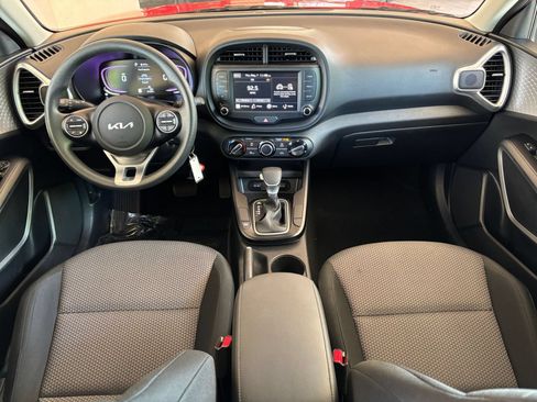 Used 2025 Kia Soul LX w/ LX Technology Package FWD image 31