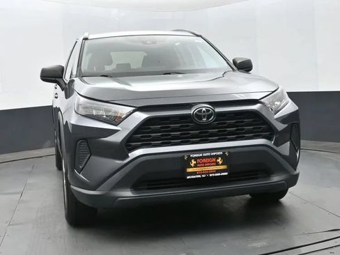 Used 2020 Toyota RAV4 LE FWD image 3