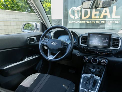 Used 2025 Hyundai Venue SEL FWD image 29