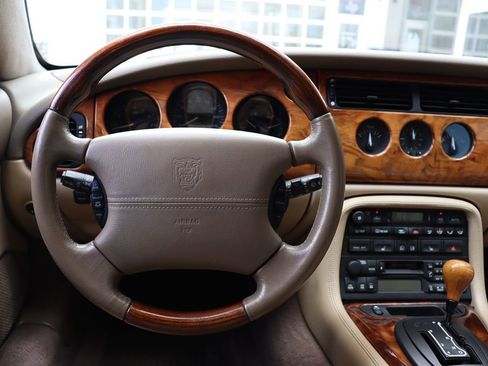 Used 2002 Jaguar XK8 Convertible image 15