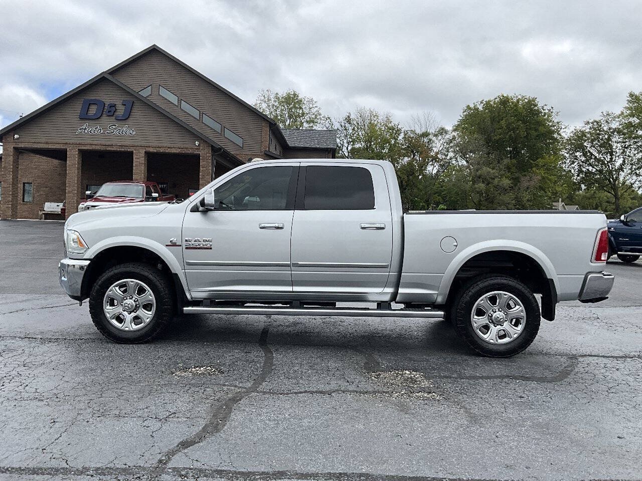 Used 2015 RAM 2500 Laramie w/ Convenience Group AWD/4WD image 2