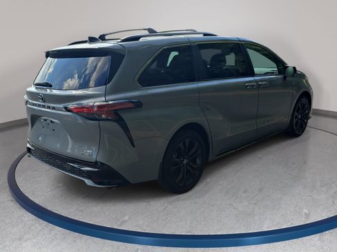 Used 2024 Toyota Sienna XSE FWD image 5