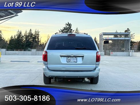 Used 2005 Chrysler Town & Country Touring w/ Luxury Group image 17