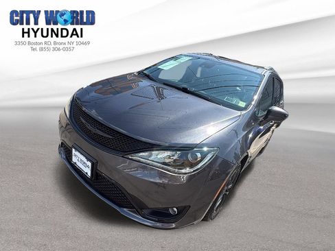 Used 2020 Chrysler Pacifica Touring-L AWD/4WD image 1