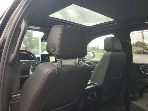 Certified 2023 Chevrolet Suburban Z71 w/ Luxury Package AWD/4WD image 11