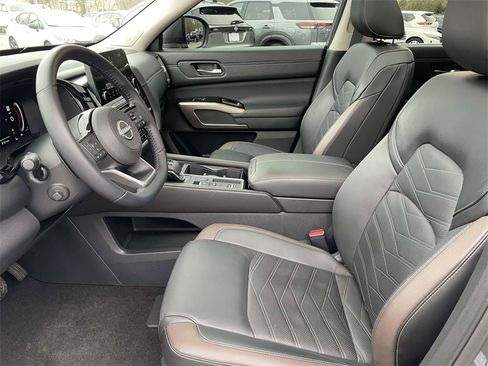 Used 2024 Nissan Pathfinder Platinum w/ Cargo Package image 15