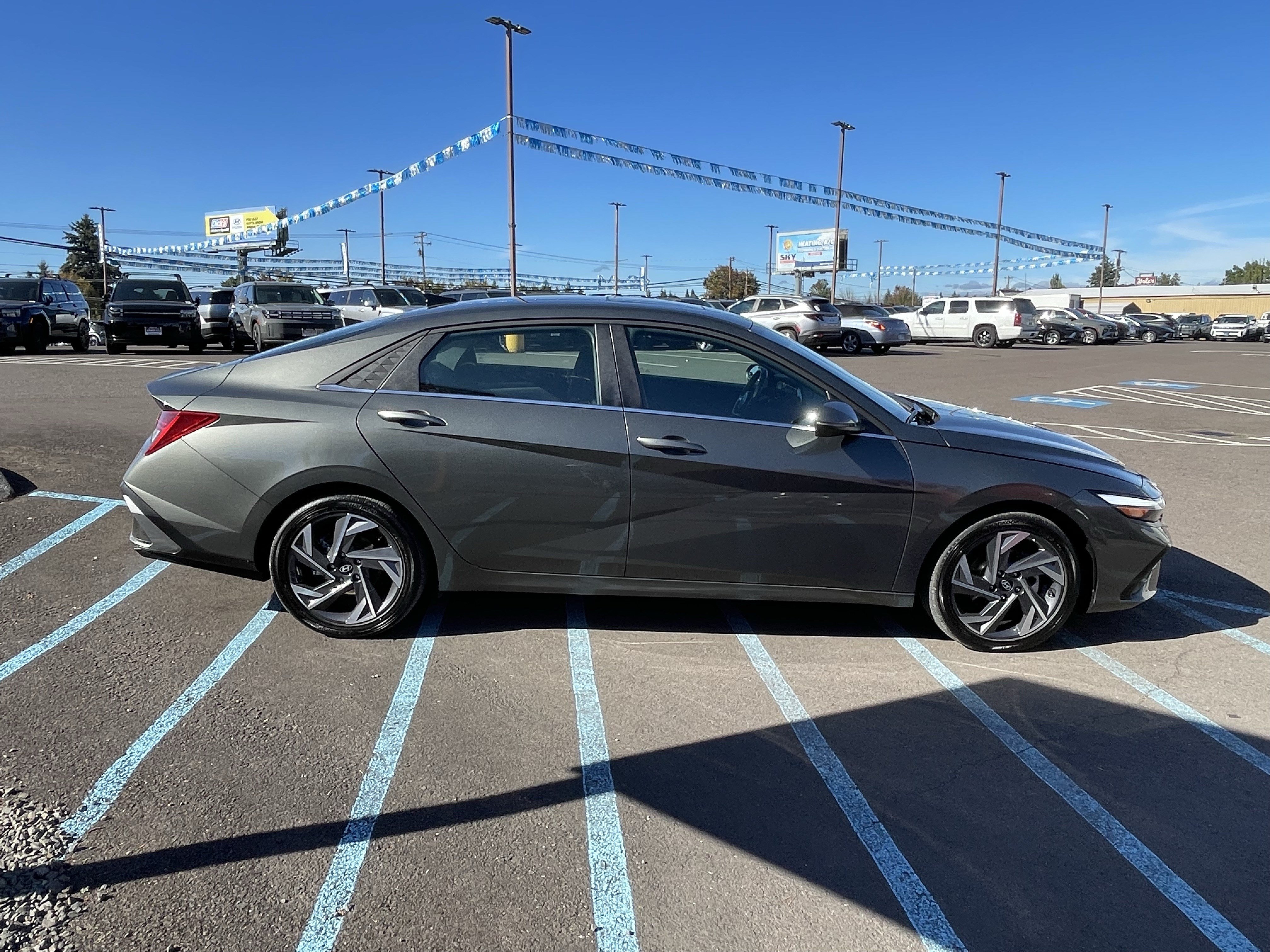 Certified 2025 Hyundai Elantra Limited FWD image 6