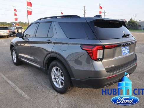 Used 2025 Ford Explorer Active RWD image 3