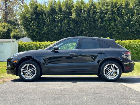 Certified 2025 Porsche Macan AWD/4WD image 2