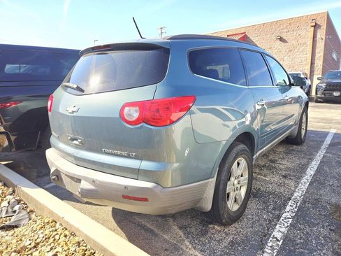 Used 2009 Chevrolet Traverse LT image 2