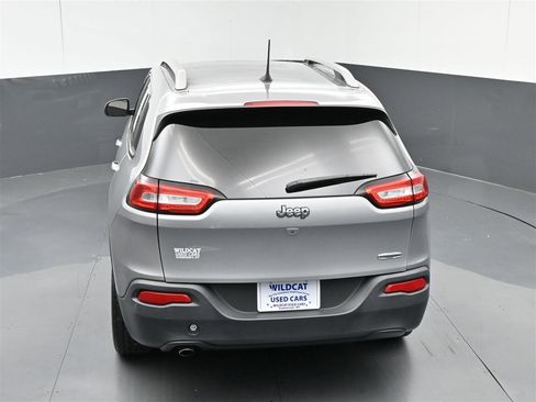 Used 2017 Jeep Cherokee Latitude w/ Cold Weather Group FWD image 26