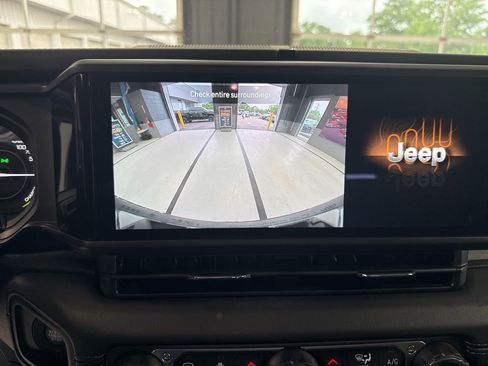 Used 2025 Jeep Wrangler Unlimited Sahara AWD/4WD image 15
