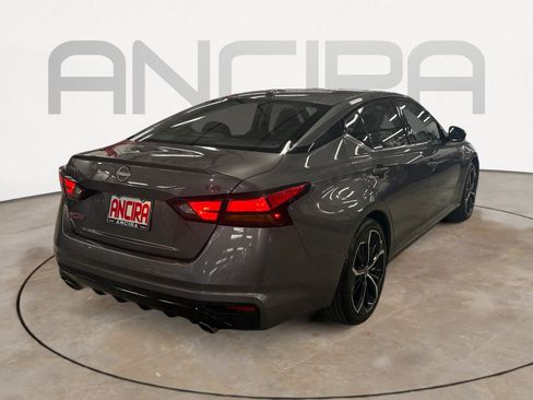 Used 2024 Nissan Altima 2.5 SR FWD image 11