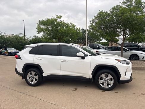 Used 2021 Toyota RAV4 XLE w/ XLE Grade Weather Package image 4