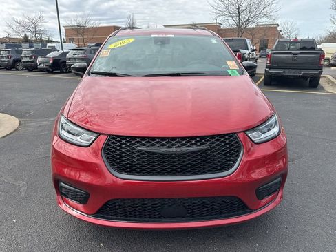 Used 2025 Chrysler Pacifica Limited image 2
