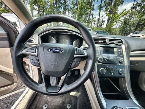 Used 2018 Ford Fusion SE FWD image 11