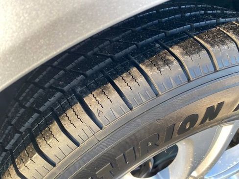 Used 2021 Buick Enclave Essence w/ Sound and Sites Package image 23