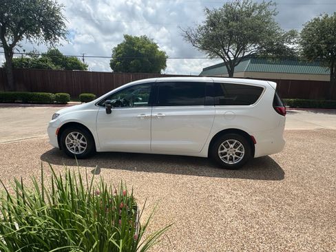 Used 2024 Chrysler Pacifica Touring-L FWD image 10