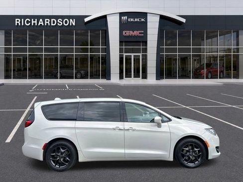Used 2020 Chrysler Pacifica Touring w/ S Appearance Package FWD image 7