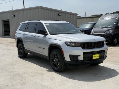 New 2025 Jeep Grand Cherokee L Altitude image 2