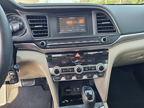 Used 2020 Hyundai Elantra SE FWD image 15
