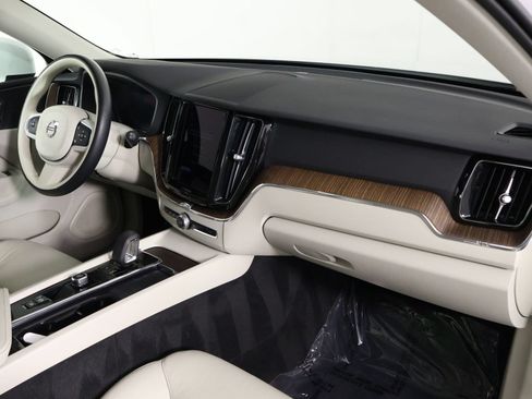 Certified 2022 Volvo XC60 B5 Momentum w/ Climate Package FWD image 22