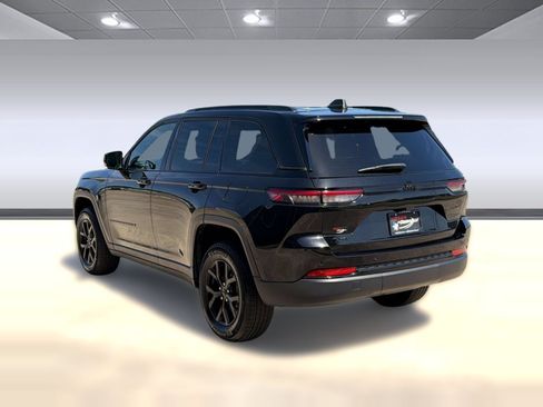 Used 2025 Jeep Grand Cherokee Altitude AWD/4WD image 3