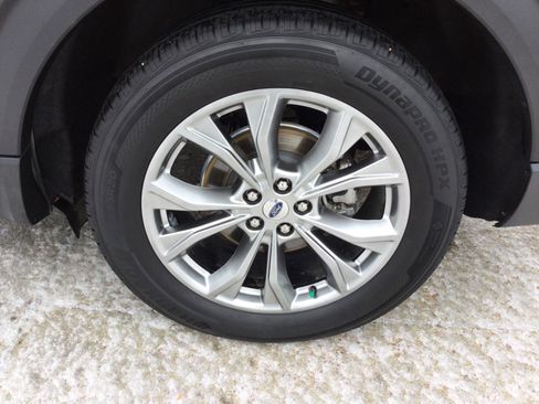 Used 2022 Ford Explorer XLT w/ Equipment Group 202A image 6