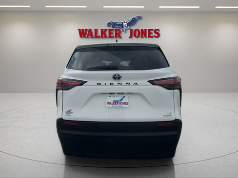 Used 2022 Toyota Sienna LE image 4