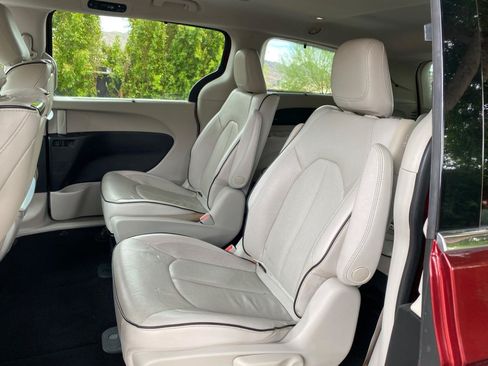 Used 2018 Chrysler Pacifica Limited FWD image 40