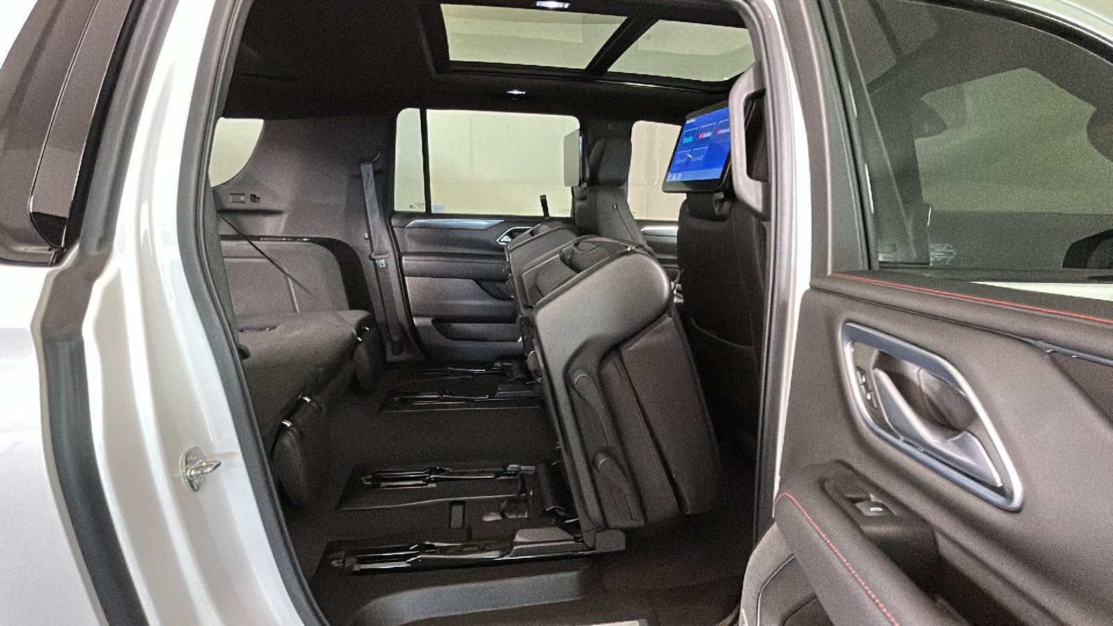 Used 2022 Chevrolet Suburban RST w/ Luxury Package AWD/4WD image 35