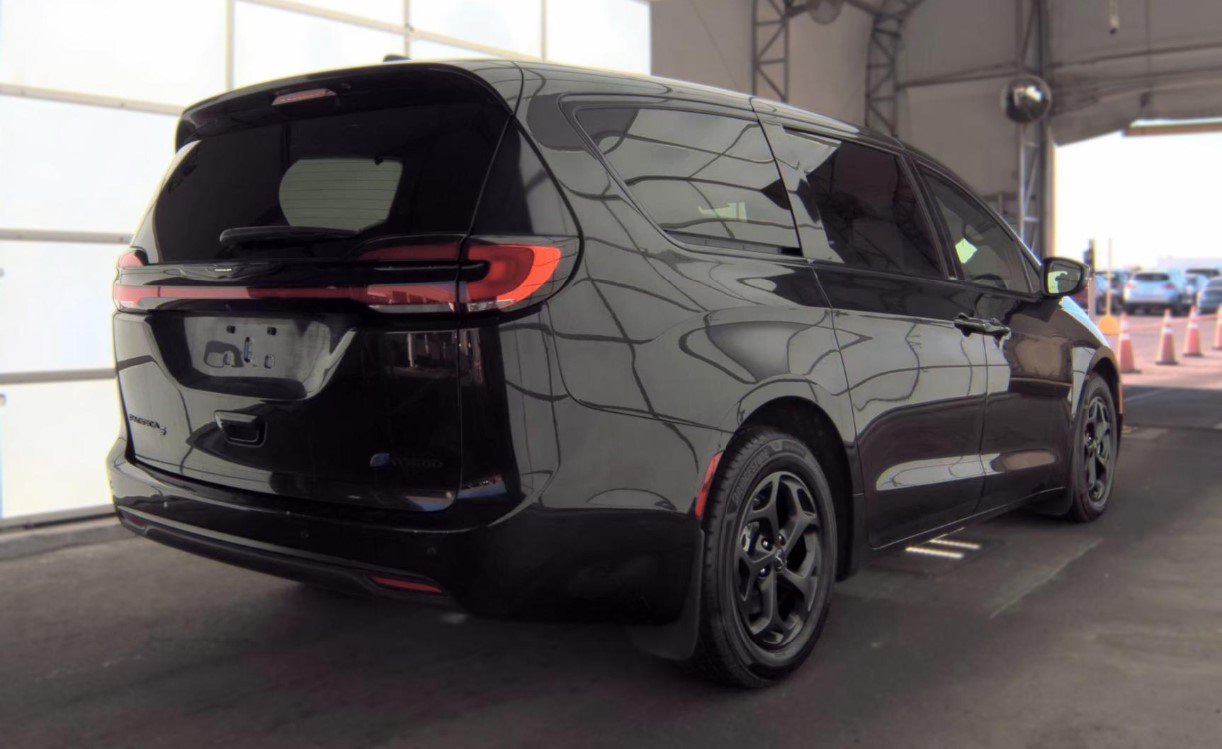 Used 2023 Chrysler Pacifica Touring-L w/ S Appearance Package FWD image 3