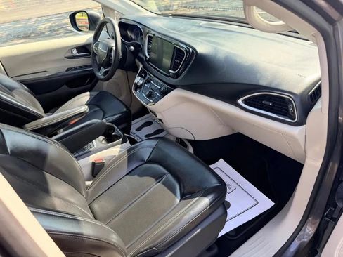Used 2023 Chrysler Pacifica Touring-L FWD image 29