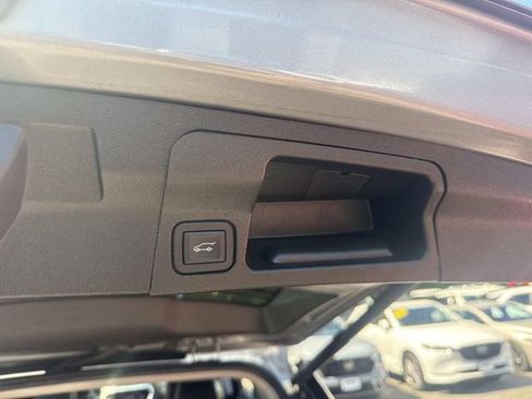 Used 2023 GMC Acadia SLT AWD/4WD image 10