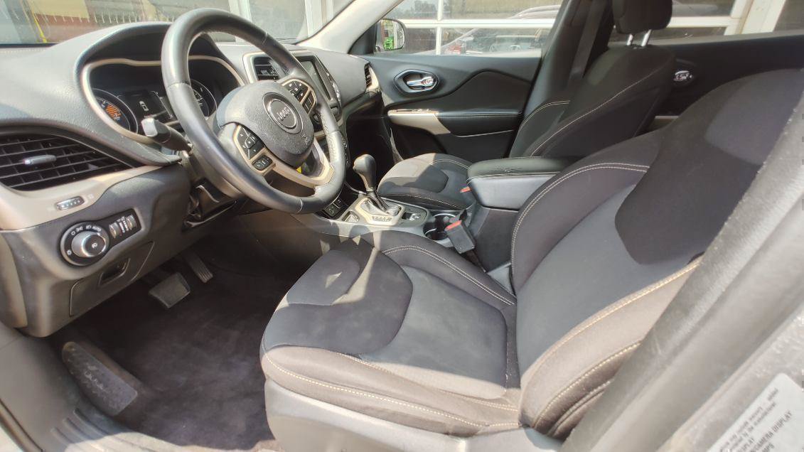 Used 2017 Jeep Cherokee Latitude w/ Comfort & Sound Group FWD image 8