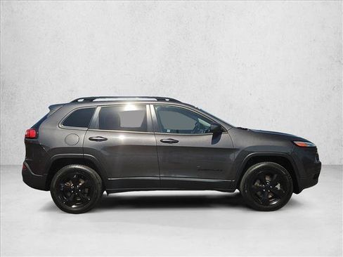 Used 2018 Jeep Cherokee Latitude w/ Altitude Package AWD/4WD image 4
