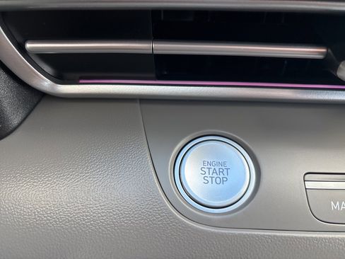 Used 2025 Hyundai Elantra SEL image 12